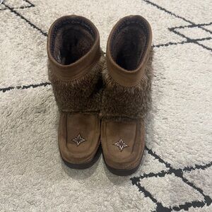 manitobah mukluks 7 Women's Brown Fur-Lined Boots